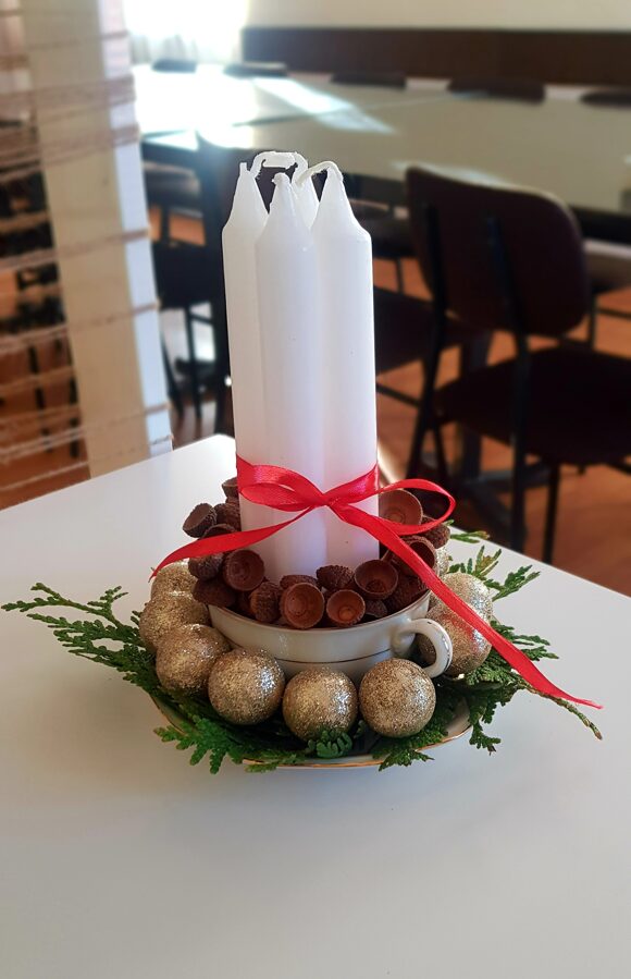 decoration with acorns and acorn cups for december decoration