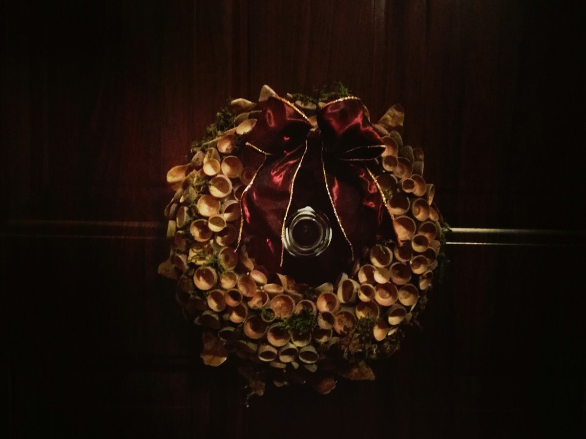 decoration with acorns and acorn cups for december decoration